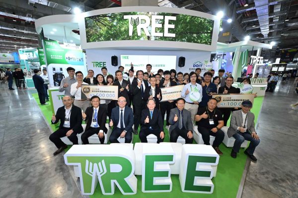 TREE新創主題館開幕儀式並進行TREE Award研究機構創業潛力獎，與會貴賓與得獎團隊合影。