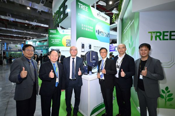 起而行綠能為工研院衍生新創公司，展示電動車充電樁及雲充電管理服務平台產品完整度。