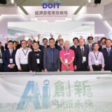 經濟部產業技術司22日在高雄「2025 Meet Greater South亞灣新創大南方」專館，展出能為南臺灣產業升級的31項成果。前排貴賓左起為：金屬中心執行長賴永祥、塑膠中心總經理蕭耀貴、李長榮集團數位與資訊處資訊長顏心德、漢翔公司經理廖原和、國發會副主委詹方冠、經濟部產業技術司司長郭肇中、數位時代發行人何飛鵬、⾧興材料公司研究所所長高志宇、台灣中油煉製事業部大林廠副廠長陳福榮、工研院材化所所長邱國展、船舶中心執行長周顯光。後排貴賓左起為：中科院軍通中心副主任吳玉龍、醫技中心總經理王珮瑜、印研中心總經理張世錩、石資中心總經理林志善、鞋技中心總經理劉虣虣、精機中心代總經理李健勳、資策會數轉院副院長王世智、工研院產服中心執行長陳立偉。