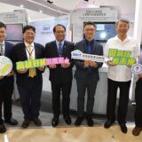 經濟部技術司補助工研院開發AIoT石化管線智慧監測技術，打造優於國際、24小時持續分析示警的「石化管線監控系統」，已應用於中油大林廠與李長榮化工，守護城市韌性與民眾安全。左三起為工研院產服中心執行長陳立偉、工研院材化所所長邱國展、經濟部產業技術司司長郭肇中、經濟部部長郭智輝、台灣中油煉製事業部大林廠副廠長陳福榮、數位時代發行人何飛鵬。